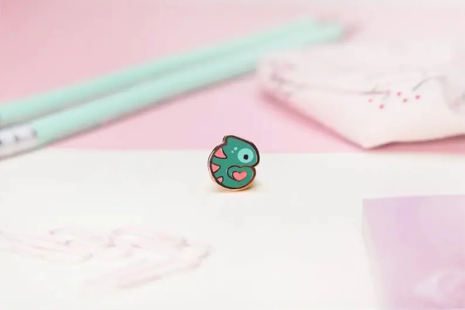 Tiny Love Chameleon - Милая булавка с эмалью для животных в виде сердца